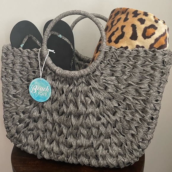 Handbags - 🏖HP🎉Cute Woven Bohemian Ring Handle Beach Tote
